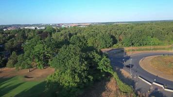 Vista ad alto angolo dell'interscambio di svincolo dell'aeroporto di Luton delle autostrade m1 j10 a Luton, città dell'Inghilterra, Regno Unito. è la connessione tra la città di luton e l'aeroporto di londra luton immagine creata l'11 agosto 2022 con drone video