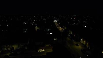 vue aérienne de nuit des autoroutes britanniques avec routes et circulation éclairées. images d'autoroutes prises avec la caméra d'un drone au-dessus de milton keynes et des autoroutes d'angleterre dans la nuit noire video
