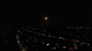 mooi antenne visie van Brits stad- Bij nacht video