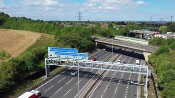 mooi antenne visie van Brits snelwegen en wegen met verkeer video