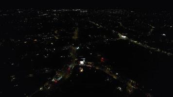 vuelo nocturno de drones sobre la ciudad de luton en inglaterra. era una boda asiática cuando disfrutaban de la fiesta y de los fuegos artificiales en vivo, una vista de ángulo alto con la cámara de un dron video