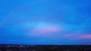 dramático céu vermelho ao pôr do sol sobre a cidade de luton da inglaterra video