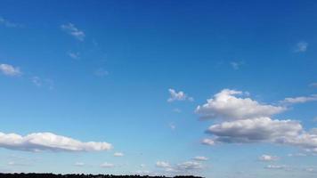 beaux nuages spectaculaires sur la ville de luton en angleterre uk video