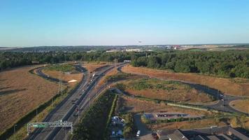 hoge hoekmening van luton airport knooppunt uitwisseling van snelwegen m1 j10 in luton city of engeland uk. het is verbinding luton city en london luton airport afbeelding gemaakt op 11 augustus 2022 met drone video