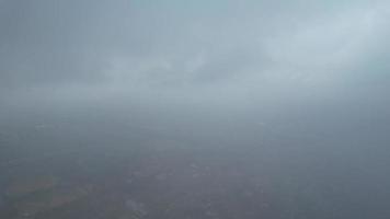 nuvole di pioggia in rapido movimento sopra la città britannica, filmati time lapse video