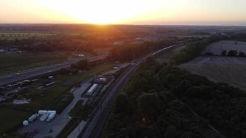 schnellzug auf schienen zur sonnenuntergangszeit in der nähe von luton town of england uk, sonnenuntergangszeit video