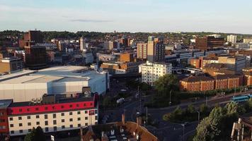 luton stad Centrum och lokal- byggnader, hög vinkel drönare se av luton stad Centrum och järnväg station. luton England bra storbritannien video