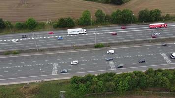 vue aérienne des autoroutes britanniques avec un trafic rapide aux heures de pointe. prise de vue en accéléré