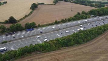 vue aérienne des autoroutes britanniques avec un trafic rapide aux heures de pointe. prise de vue en accéléré
