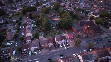 dramatische rode lucht bij zonsondergang boven de stad Luton in Engeland video