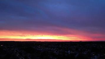 drammatico cielo rosso al tramonto sulla città di luton in inghilterra video