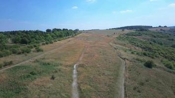 plattelandslandschap van engeland. hoge hoek drone's beelden van dunstable downs bedfordshire video