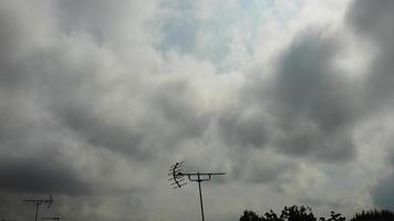 nubes de lluvia en movimiento rápido sobre la ciudad británica, imágenes de lapso de tiempo video