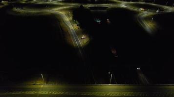 vista aérea nocturna de las autopistas británicas con carreteras iluminadas y tráfico