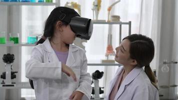 profesor enseñando a niños pequeños a aprender ciencia de la realidad virtual video