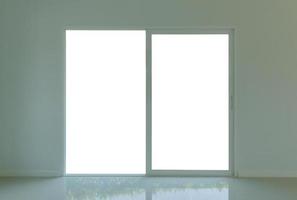 marco de la ventana de la puerta blanca en blanco interior de la casa en la pared de pintura foto