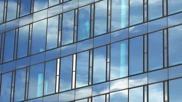 lapso de tiempo de un cielo de verano azul con nubes que se reflejan en la fachada de vidrio de un edificio de oficinas video
