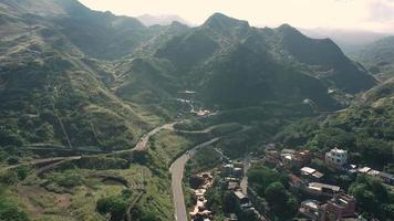 Luftaufnahme 4K-Aufnahmen per Drohne des goldenen Wasserfalls in Jiufen, Taiwan. video