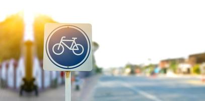 señal de tráfico de carril bici en poste de metal, enfoque suave y selectivo, desenfoque de fondo de la carretera principal. foto