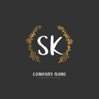 sk escritura inicial a mano y diseño de logotipo de firma con círculo. hermoso diseño de logotipo escrito a mano para moda, equipo, boda, logotipo de lujo. vector