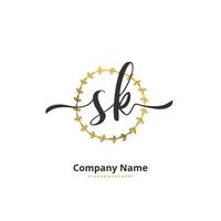 sk escritura inicial a mano y diseño de logotipo de firma con círculo. hermoso diseño de logotipo escrito a mano para moda, equipo, boda, logotipo de lujo. vector