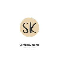 sk escritura inicial a mano y diseño de logotipo de firma con círculo. hermoso diseño de logotipo escrito a mano para moda, equipo, boda, logotipo de lujo. vector