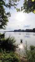 prachtig landschap aan een meer met een reflecterend wateroppervlak video