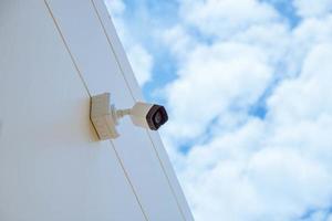 la instalación de la cámara cctv tiene una cubierta a prueba de agua para proteger la cámara con el concepto de sistema de seguridad del hogar. foto