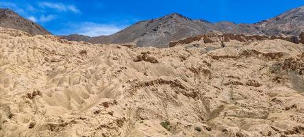 hermosa montaña y vista del cielo nublado de Jammu y Cachemira foto