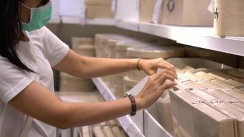 mano femenina asiática de compras en grandes almacenes. resolución 4k video