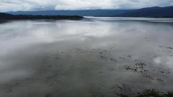 paisagem aérea de vastos lagos e cadeias de montanhas no norte da tailândia com altos níveis de água devido a fortes chuvas de tempestades. um grande reservatório para conservação de água, irrigação e ecoturismo. video