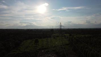 vista aérea del sitio de construcción de cimientos de pilón de alto voltaje. vista superior de la construcción de líneas eléctricas en el bosque. video