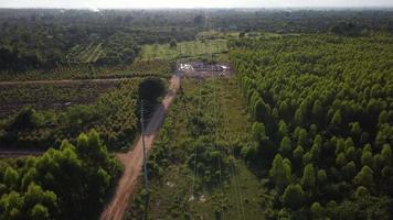 vista aérea del sitio de construcción de cimientos de pilón de alto voltaje. vista superior de la construcción de líneas eléctricas en el bosque. video