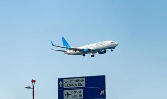 sochi, rusia - 22 de abril de 2022 victoria de la aerolínea de aviones en el cielo foto