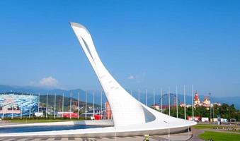 sochi, rusia - 22 de abril de 2022 fuente de canto caldero de la llama olímpica en el parque olímpico foto