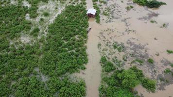 vista aérea de barcos y casas inundadas en las zonas rurales de tailandia. vista superior del río que fluye después de fuertes lluvias e inundaciones en el pueblo. concepto de cambio climático video