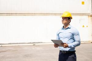 enfoque selectivo en la cara del supervisor de carga e inspeccionar el estado de todos los envíos de contenedores mediante el uso de tabletas para registrar datos. personas y trabajadores en la entrega de mercancías, importación y exportación. foto