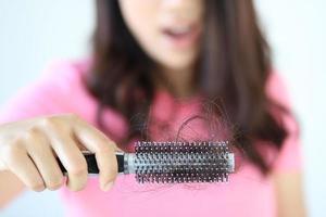 pérdida de cabello en el cepillo de la mujer foto