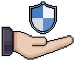 pixel art mano sosteniendo icono de vector de escudo para juego de 8 bits sobre fondo blanco