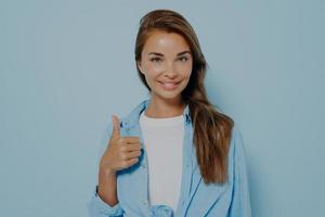 retrato de una encantadora y confiada promotora femenina inteligente foto