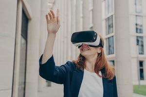 mujer de negocios pelirroja que gestiona un proyecto empresarial a través de una plataforma de realidad virtual foto