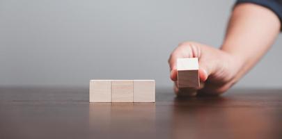 cubo de madera en blanco o objeto de bloque de madera para uso de fondo con espacio de copia. juguetes de caja cuadrada o circular para insertar el símbolo del icono del concepto del éxito de la estrategia de educación empresarial. Geometría para la creatividad. foto