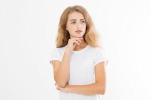 pensando en una joven rubia caucásica aislada de fondo blanco. chica europea en camiseta con concepto perfecto de cara y cuidado de la piel. copie el espacio foto