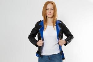 feliz joven emocionada con camiseta blanca y chaqueta de cuero negro aislada de fondo blanco. chica de pelo rojo en la vista frontal de la ropa de moda. camiseta de verano de plantilla en blanco. copie el espacio foto