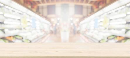 mesa de madera con fondo borroso de la tienda de comestibles del supermercado con luz bokeh para la exhibición del producto foto