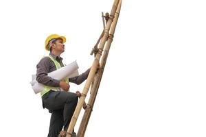 hombre de negocios asiático, ingeniero de construcción, sostenga papel plano, suba a una escalera aislada en fondo blanco con trazado de recorte foto