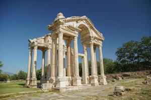 puerta monumental, tetrapylon en aphrodisias ciudad antigua en aydin, turkiye foto