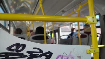 fermer. personnes à l'intérieur du bus des transports en commun. mains courantes pour tenir video