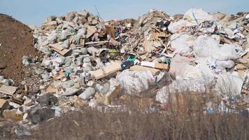 concepto de contaminación. pila de basura en basureros o vertederos. daño global ambiental. residuos de construcción. video