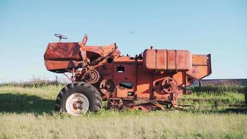 vieux tracteur rouillé vieilli sur des terres agricoles. machines agricoles abandonnées